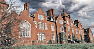 "Ми їх чули": мисливці за привидами побували в покинутій школі з привидами (фото)