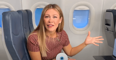 Никаких поцелуев, жвачек и "тайная" подача воды: самые странные запреты на борту самолета