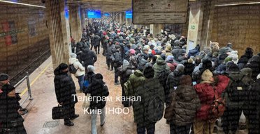 Красная ветка метро курсирует только до "Театральной": киевляне стоят в больших очередях (видео)