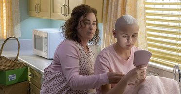 Удушающая забота. 4 сериала, которые стоит посмотреть в мае, кроме "Игры престолов"