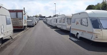 "Місто караванів": сотні людей живуть у тіні будинків за мільйони фунтів (відео)