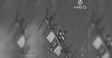 Близька зустріч: супутник сфотографував Міжнародну космічну станцію, що пролітає повз (фото)