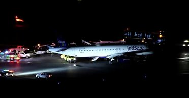 Пытался выпрыгнуть во время взлета: пассажир распахнул дверь самолета из-за ссоры с девушкой