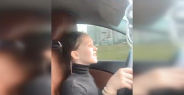 Отец позволил ребенку вести машину: Патрульная полиция начала поиски (видео)
