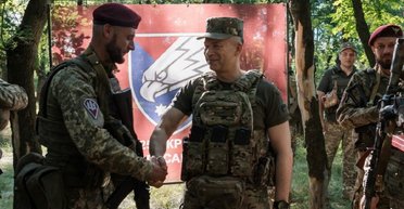 Постановочні фото: Безугла розкритикувала Сирського після поїздки на Донбас (фото)