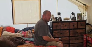 Пара показала, як веде життя в брезентовому наметі без комунальних витрат (відео)
