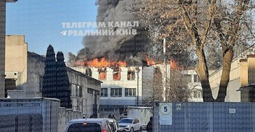 Дим видно здалеку: на Оболоні вирує потужна пожежа (фото, відео)