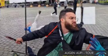 Резня в прямом эфире: в Германии мужчина с ножом ранил участников антиисламского митинга (видео)