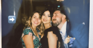 Моторошне обличчя: жінка помітила таємничу фігуру на знімку з друзями (фото)