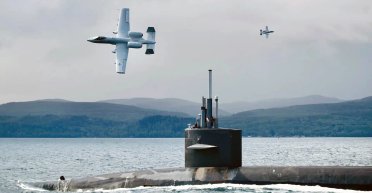 Неочікувана кооперація: в США штурмові літаки A-10 Warhog прикривали субмарину (фото)