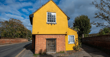 Женщина купила дом мечты: уже через сутки она сильно пожалела (фото)