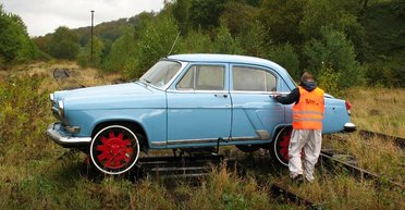 Ездит по рельсам: в интернете показали уникальную " Волгу" ГАЗ-21 (фото)