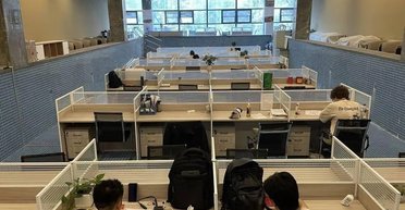 Ефективніше за камери спостереження: у Китаї порожній басейн переробили на офіс (фото)