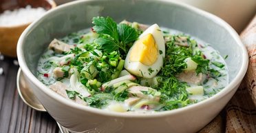 Настоящее спасение в жару: рецепт вкусной диетической окрошки на йогурте