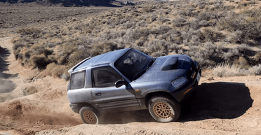 Старый кроссовер Toyota RAV4 подготовили к суровым условиям (видео)