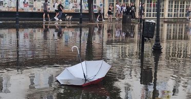 Непогода вслед за Киевом обрушилась на Одессу: улицы затопило, город частично без света