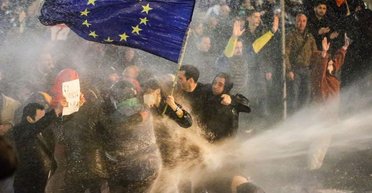 "Вышел за рамки закона": в Грузии спецназ водометами и газом разогнал митинг за ЕС (видео)