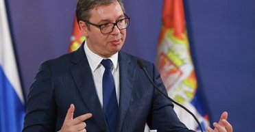 Президент Сербии Вучич на трибуне поднял флаг России: в оппозиции отреагировали (видео)