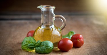Оливкова олія від похмілля: вчені пояснили, чи є в цьому сенс