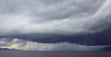 Хмари мають величезну вагу, але вони тримаються в небі й не падають: чому так відбувається