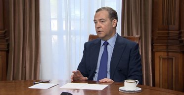 Предательство со стороны Трампа: Медведев обвинил США в войне против России