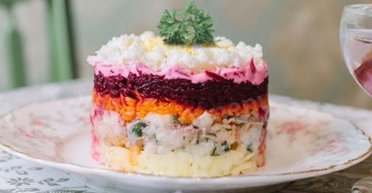 Хитрощі кулінарів: як зі звичайного "Оселедця під шубою" зробити страву ресторанного рівня