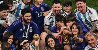 Лео Мессі помітили з дружиною та сином (фото)