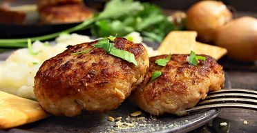 Котлети по-данськи з крекерами: простий рецепт зі свинячого фаршу