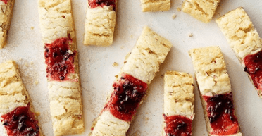 Малиново-мигдалеві смужки: простий рецепт ароматного печива