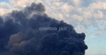 По Москве массированно ударили дронами: горят заводы, НПЗ и технопарк, детали атаки (видео)