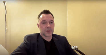 "Був би хороший вихід": Арестович заявив, що Україні потрібна монархія (відео)