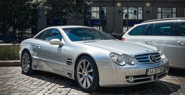 В Киеве замечен редкий спорткар Mercedes 2000-х с эксклюзивным тюнингом (фото)