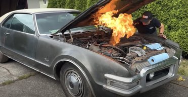 Роскошное американское авто 70-х завелось и поехало после 44 лет в гараже (видео)