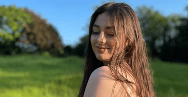 Лікарі не знають причину: дівчина, яка страждає від постійного болю, не може їсти та пити