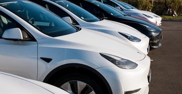 Обвалились почти вдвое: продажи Tesla в Европе резко упали в 2025 году