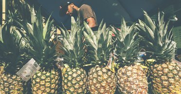 В Іспанії покупці шукають кохання за допомогою ананасів у супермаркетах (фото)