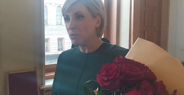 Верещук вийшла з зали Ради з квітами та пояснила, як звільнити Крим і Донбас