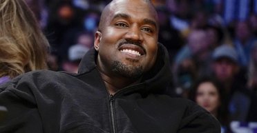 Канье Уэст опубликовал футболку со свастикой: считает, что придумал шедевр (фото)