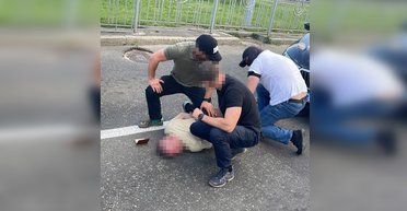 Вывозил мужчин из Украины за $10 тыс: ГБР задержало киевского военкома-взяточника (видео)