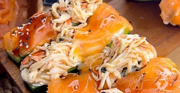 Суші в огірку: як приготувати звичну страву незвичним способом (відео)