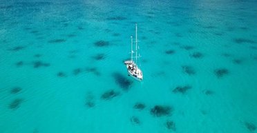 Дім на воді: подружжя живе і подорожує на човні вже 8 років (фото)