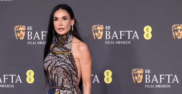 62-річна Демі Мур зʼявилася на BAFTA-2025 у сліпучій сукні (фото)
