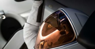 SpaceX показала новий скафандр: уперше у відкритий космос вийде звичайна людина (відео)