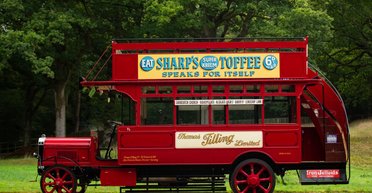 Столетний гибрид: на аукцион выставили уникальный двухэтажный автобус за $200 000 (фото)