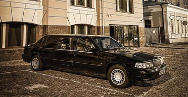 Раритет из 90-х: в Киеве заметили редкий шестидверный лимузин Volvo (фото)