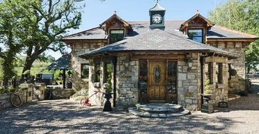 Знесення скасовано: мільйонер знайшов хитрий спосіб зберегти незаконно побудований особняк