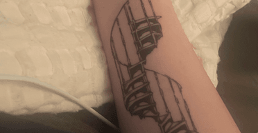 Дівчина похвалилась новим тату, але їй вказали на помилку: "Що тепер робити?" (фото)