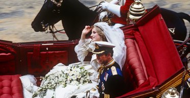 Одевал всех, кроме королевы: дизайнер свадебного платья принцессы Дианы рассказал, о чем жалеет