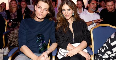 59-річна Елізабет Герлі в стильному вбранні з'явилася на показі мод Ernsting's Family (фото)