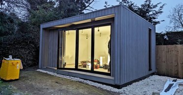 Пара відмовилася від будівельників і зробила своїми руками будиночок у саду: результат вражає